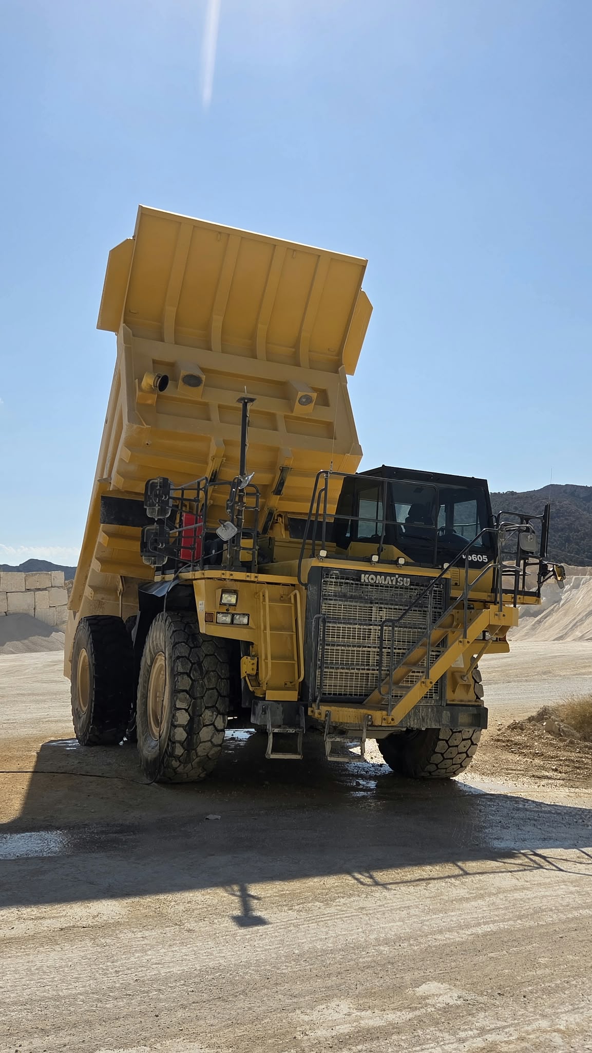 Maquinaria pesada y dumper en la planta de áridos de Monte Coto